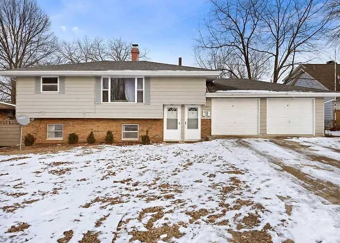 Midterm Gem - Near Downtown With Workspace * Peoria