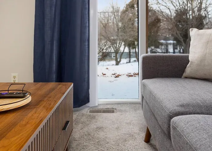Midterm Gem - Near Downtown With Workspace *