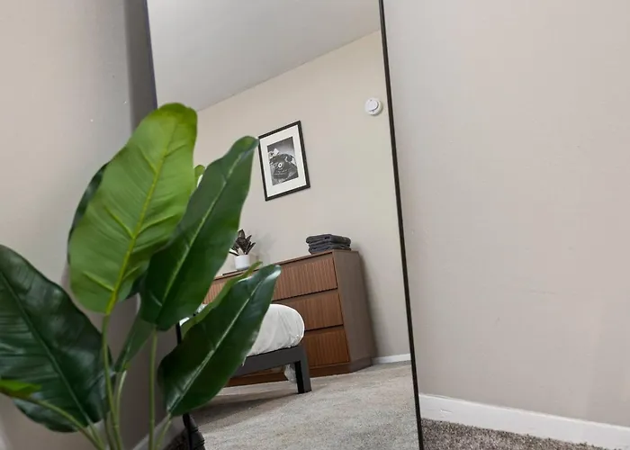 Midterm Gem - Near Downtown With Workspace *