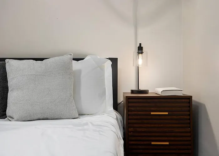 Casa de férias Midterm Gem - Near Downtown With Workspace *