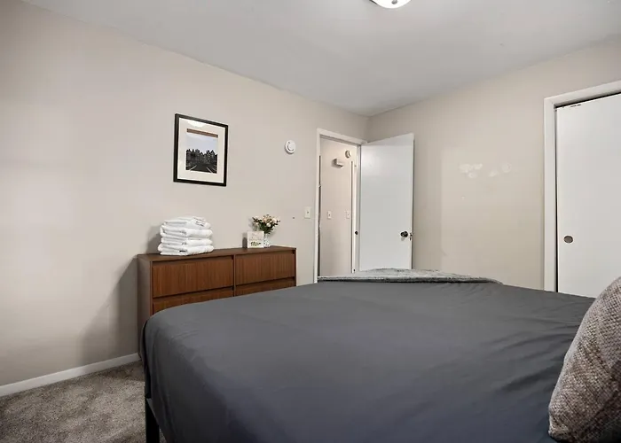Midterm Gem - Near Downtown With Workspace Peoria