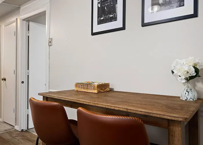 Casa de férias Midterm Gem - Near Downtown With Workspace *