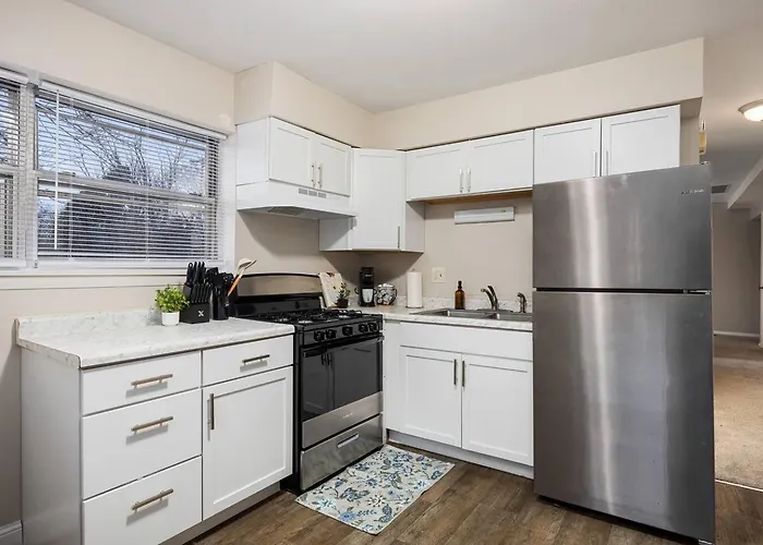 Midterm Gem - Near Downtown With Workspace *
