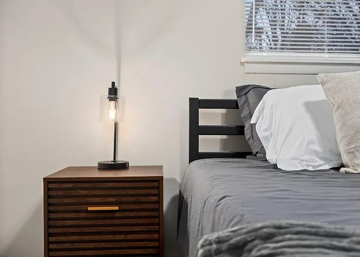 Midterm Gem - Near Downtown With Workspace Peoria