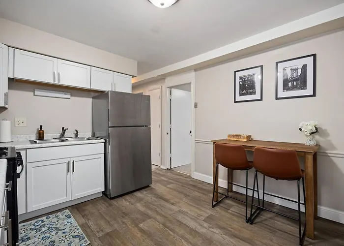 Midterm Gem - Near Downtown With Workspace